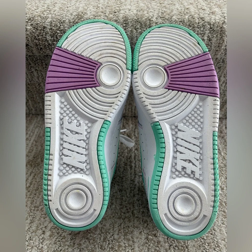 Nike Women's Gamma Force White Emerald Rise sneakers. Size 6